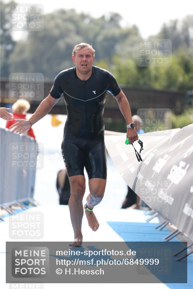 25.08.2024 - Elbe Triathlon Hamburg H.Heesch http://msf.ph/oto/6849999 25.08.2024 15:17:25 Schwimmen  meine-sportfotos.de