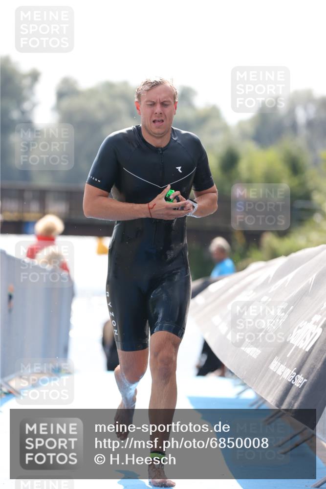 25.08.2024 - Elbe Triathlon Hamburg H.Heesch http://msf.ph/oto/6850008 25.08.2024 15:17:26 Schwimmen  meine-sportfotos.de