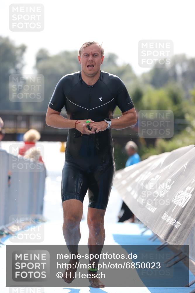 25.08.2024 - Elbe Triathlon Hamburg H.Heesch http://msf.ph/oto/6850023 25.08.2024 15:17:26 Schwimmen  meine-sportfotos.de