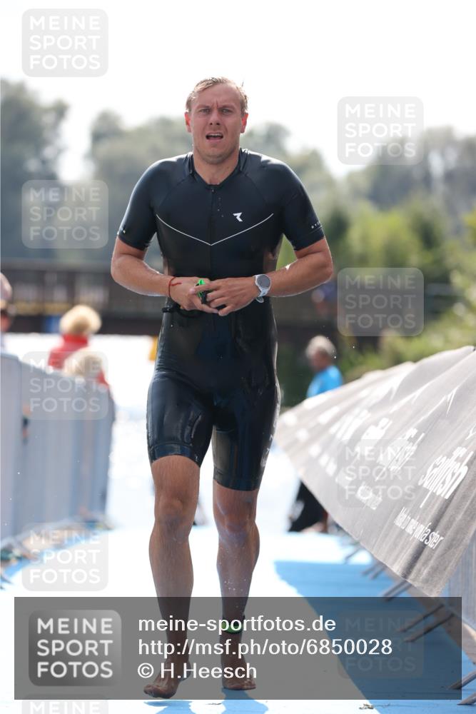 25.08.2024 - Elbe Triathlon Hamburg H.Heesch http://msf.ph/oto/6850028 25.08.2024 15:17:26 Schwimmen  meine-sportfotos.de