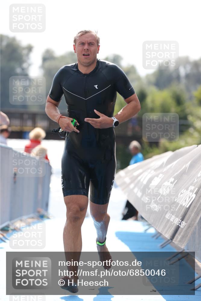 25.08.2024 - Elbe Triathlon Hamburg H.Heesch http://msf.ph/oto/6850046 25.08.2024 15:17:26 Schwimmen  meine-sportfotos.de