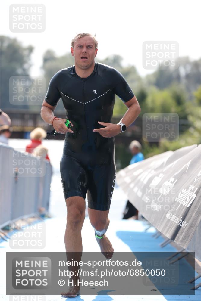 25.08.2024 - Elbe Triathlon Hamburg H.Heesch http://msf.ph/oto/6850050 25.08.2024 15:17:26 Schwimmen  meine-sportfotos.de