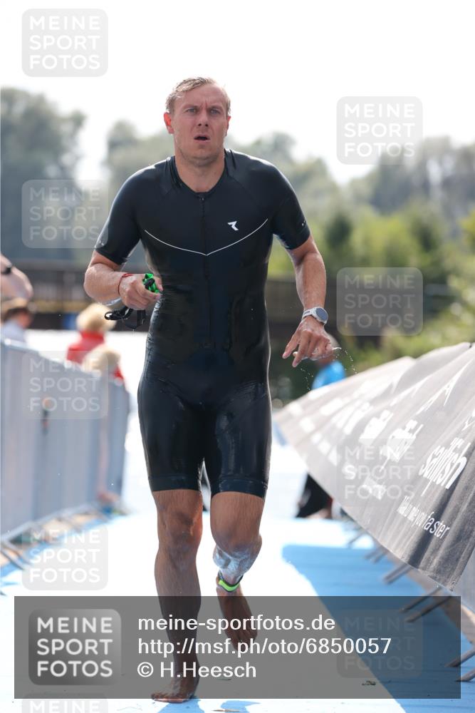 25.08.2024 - Elbe Triathlon Hamburg H.Heesch http://msf.ph/oto/6850057 25.08.2024 15:17:26 Schwimmen  meine-sportfotos.de