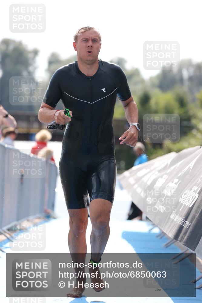 25.08.2024 - Elbe Triathlon Hamburg H.Heesch http://msf.ph/oto/6850063 25.08.2024 15:17:26 Schwimmen  meine-sportfotos.de