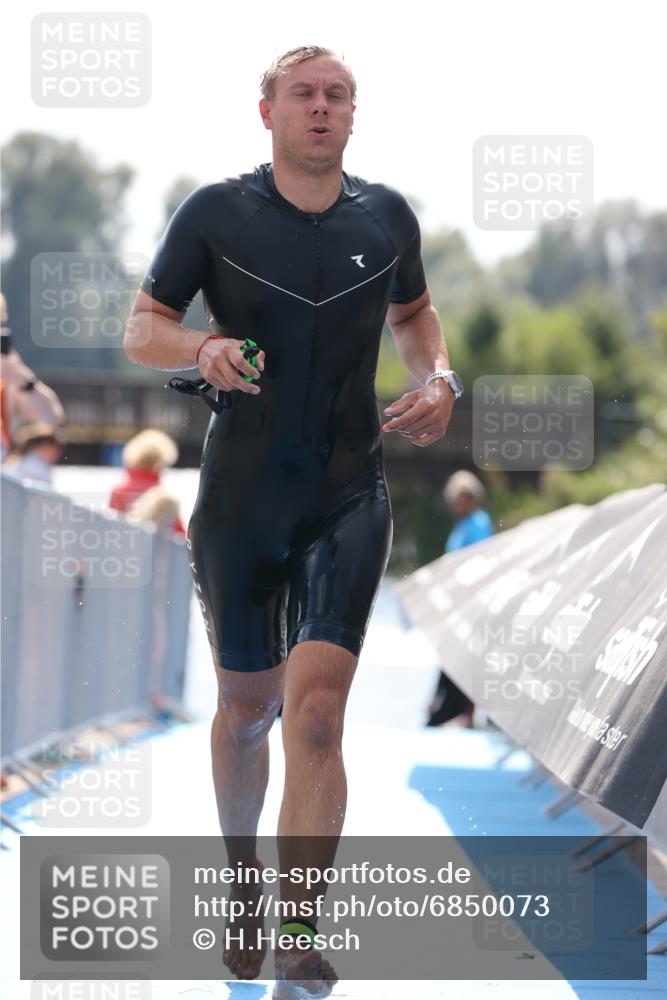 25.08.2024 - Elbe Triathlon Hamburg H.Heesch http://msf.ph/oto/6850073 25.08.2024 15:17:26 Schwimmen  meine-sportfotos.de