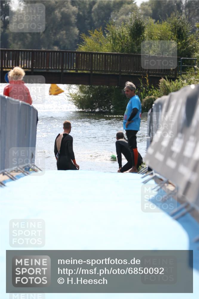 25.08.2024 - Elbe Triathlon Hamburg H.Heesch http://msf.ph/oto/6850092 25.08.2024 15:17:36 Schwimmen  meine-sportfotos.de
