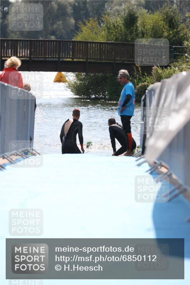 25.08.2024 - Elbe Triathlon Hamburg H.Heesch http://msf.ph/oto/6850112 25.08.2024 15:17:39 Schwimmen  meine-sportfotos.de