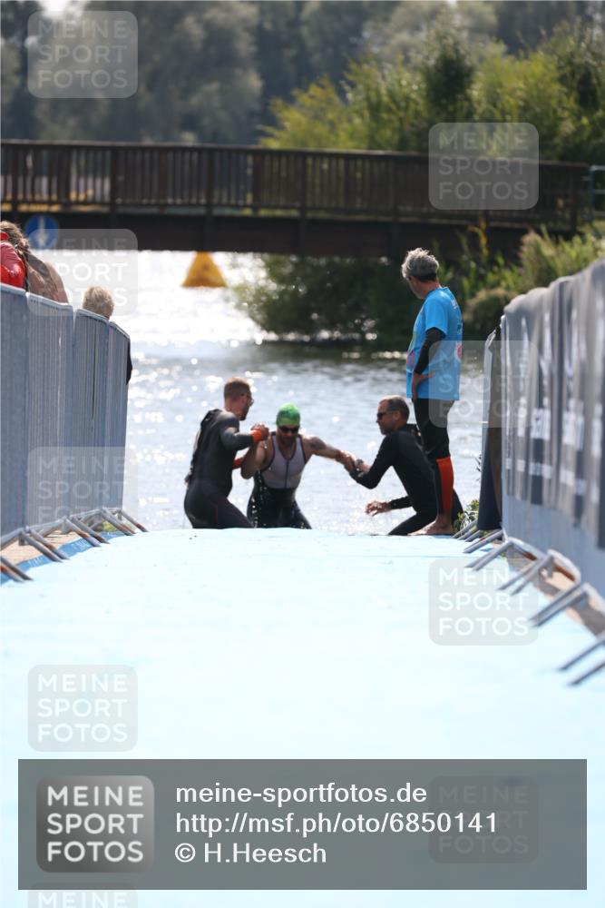 25.08.2024 - Elbe Triathlon Hamburg H.Heesch http://msf.ph/oto/6850141 25.08.2024 15:17:46 Schwimmen  meine-sportfotos.de