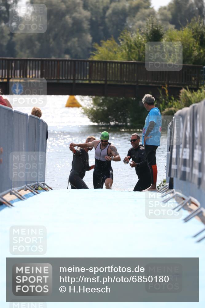 25.08.2024 - Elbe Triathlon Hamburg H.Heesch http://msf.ph/oto/6850180 25.08.2024 15:17:47 Schwimmen  meine-sportfotos.de