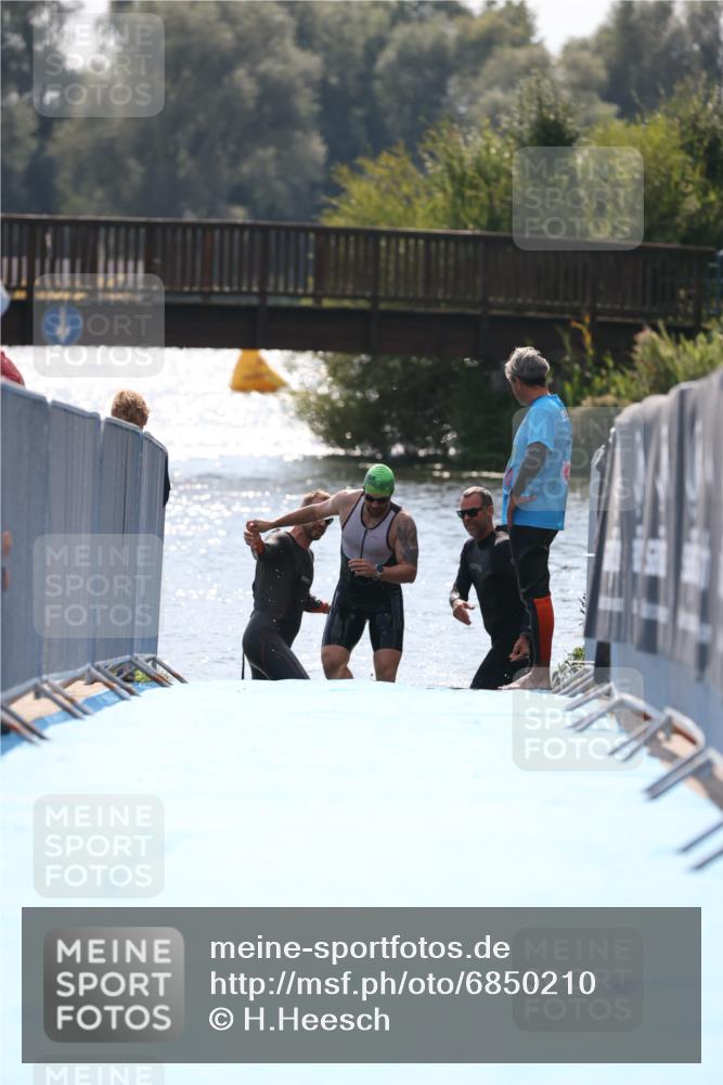 25.08.2024 - Elbe Triathlon Hamburg H.Heesch http://msf.ph/oto/6850210 25.08.2024 15:17:47 Schwimmen  meine-sportfotos.de