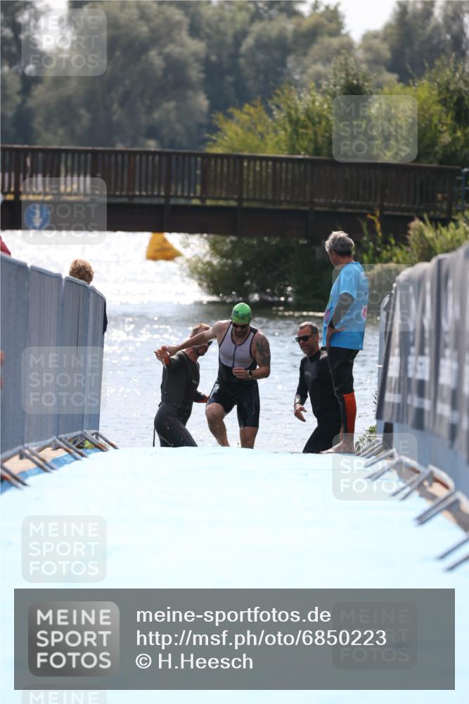 25.08.2024 - Elbe Triathlon Hamburg H.Heesch http://msf.ph/oto/6850223 25.08.2024 15:17:47 Schwimmen  meine-sportfotos.de