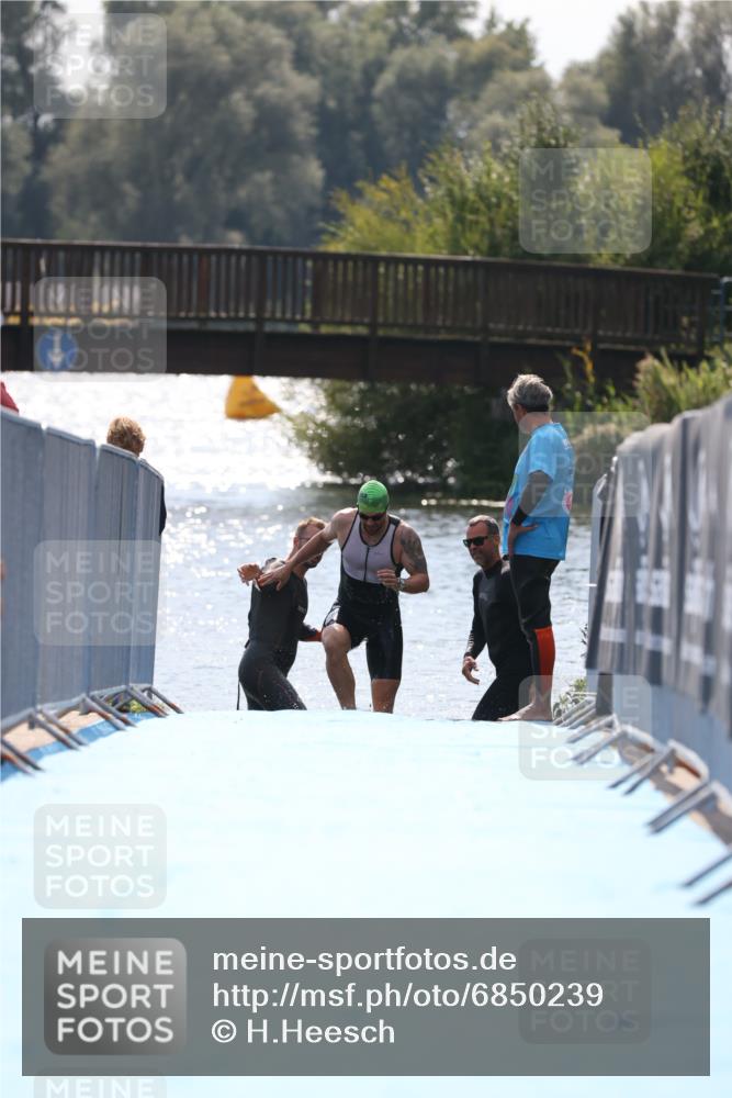 25.08.2024 - Elbe Triathlon Hamburg H.Heesch http://msf.ph/oto/6850239 25.08.2024 15:17:47 Schwimmen  meine-sportfotos.de