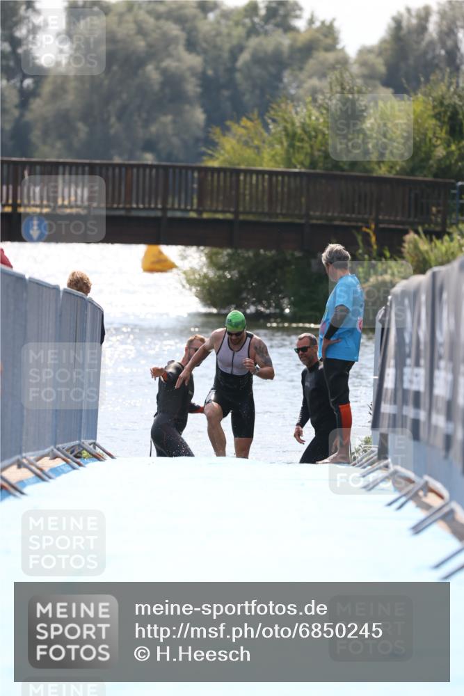 25.08.2024 - Elbe Triathlon Hamburg H.Heesch http://msf.ph/oto/6850245 25.08.2024 15:17:48 Schwimmen  meine-sportfotos.de