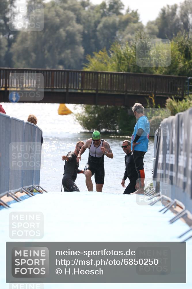 25.08.2024 - Elbe Triathlon Hamburg H.Heesch http://msf.ph/oto/6850250 25.08.2024 15:17:48 Schwimmen  meine-sportfotos.de