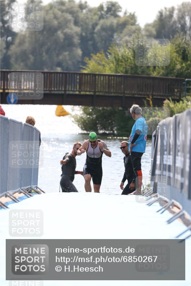 25.08.2024 - Elbe Triathlon Hamburg H.Heesch http://msf.ph/oto/6850267 25.08.2024 15:17:48 Schwimmen  meine-sportfotos.de