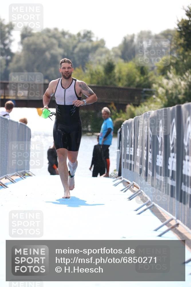 25.08.2024 - Elbe Triathlon Hamburg H.Heesch http://msf.ph/oto/6850271 25.08.2024 15:17:55 Schwimmen  meine-sportfotos.de