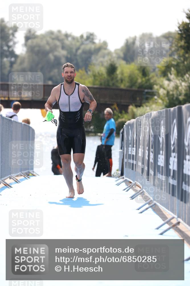 25.08.2024 - Elbe Triathlon Hamburg H.Heesch http://msf.ph/oto/6850285 25.08.2024 15:17:55 Schwimmen  meine-sportfotos.de