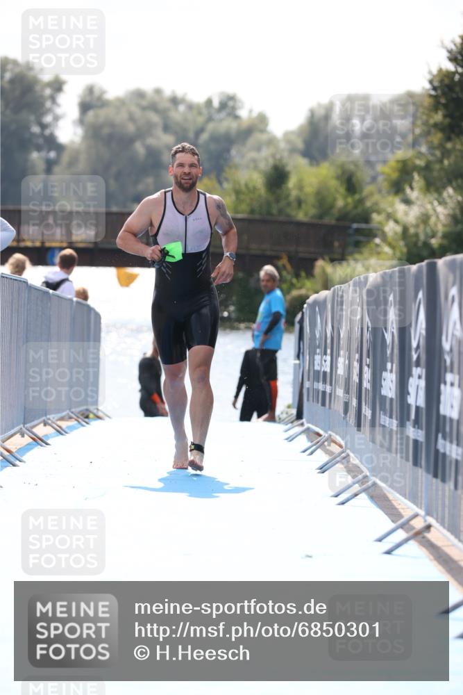 25.08.2024 - Elbe Triathlon Hamburg H.Heesch http://msf.ph/oto/6850301 25.08.2024 15:17:55 Schwimmen  meine-sportfotos.de