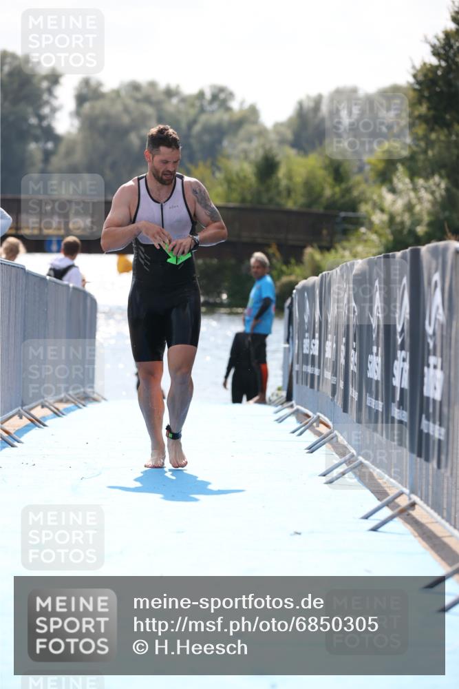25.08.2024 - Elbe Triathlon Hamburg H.Heesch http://msf.ph/oto/6850305 25.08.2024 15:17:56 Schwimmen  meine-sportfotos.de