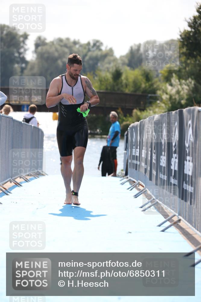 25.08.2024 - Elbe Triathlon Hamburg H.Heesch http://msf.ph/oto/6850311 25.08.2024 15:17:56 Schwimmen  meine-sportfotos.de