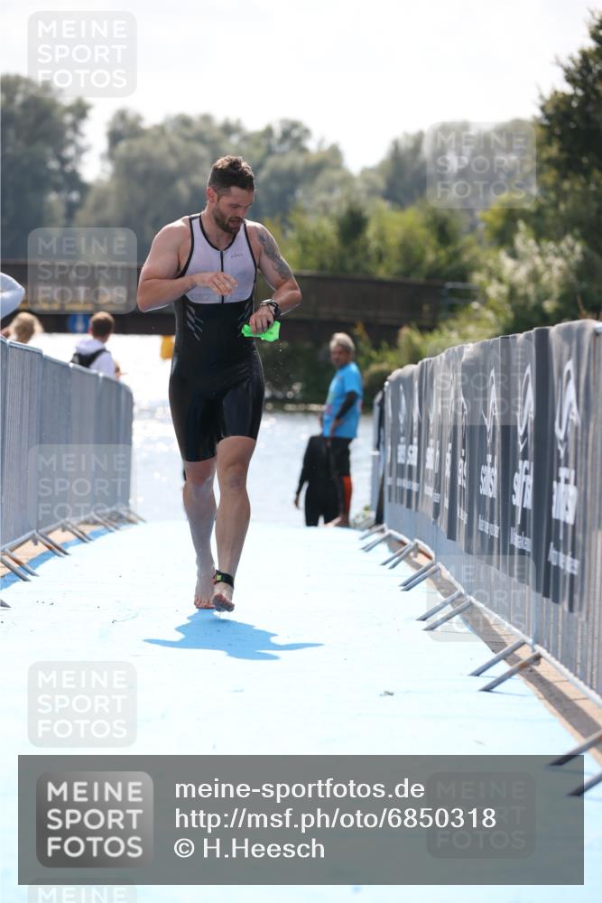 25.08.2024 - Elbe Triathlon Hamburg H.Heesch http://msf.ph/oto/6850318 25.08.2024 15:17:56 Schwimmen  meine-sportfotos.de