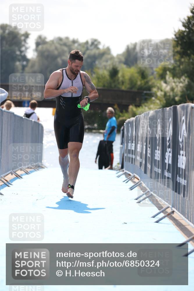 25.08.2024 - Elbe Triathlon Hamburg H.Heesch http://msf.ph/oto/6850324 25.08.2024 15:17:56 Schwimmen  meine-sportfotos.de