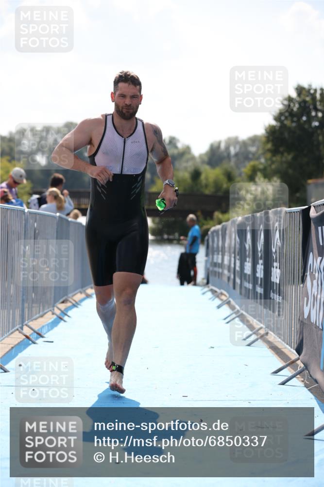 25.08.2024 - Elbe Triathlon Hamburg H.Heesch http://msf.ph/oto/6850337 25.08.2024 15:17:58 Schwimmen  meine-sportfotos.de