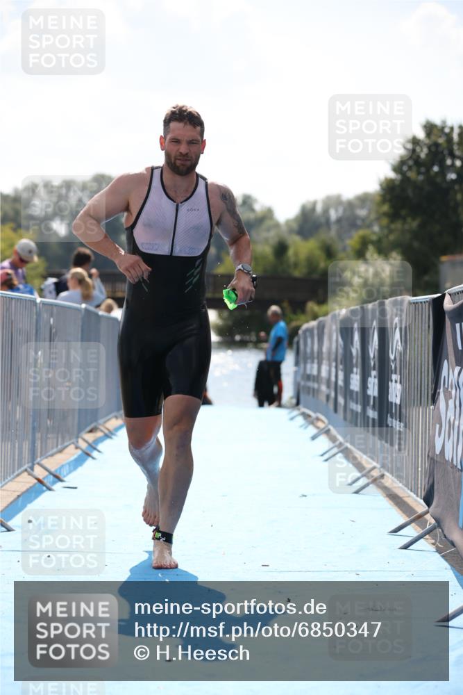 25.08.2024 - Elbe Triathlon Hamburg H.Heesch http://msf.ph/oto/6850347 25.08.2024 15:17:58 Schwimmen  meine-sportfotos.de