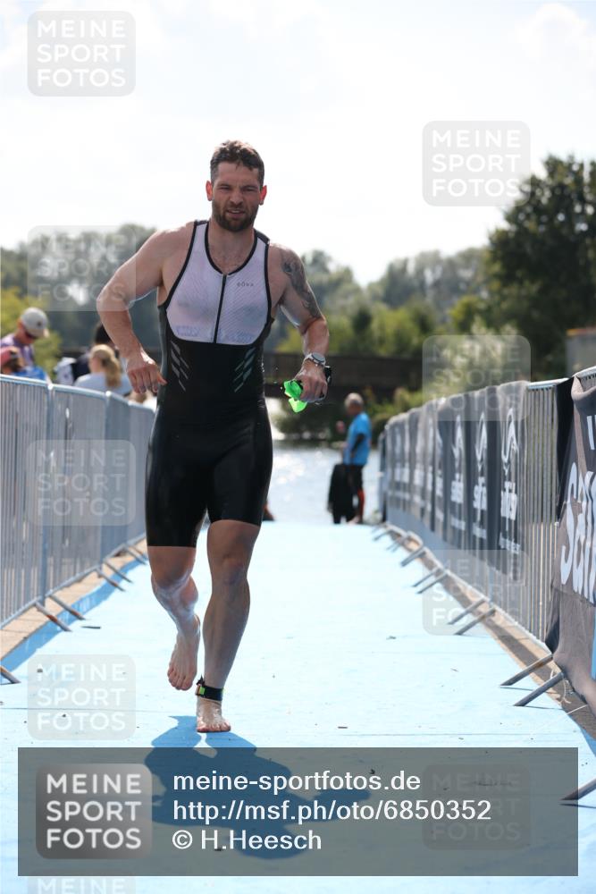 25.08.2024 - Elbe Triathlon Hamburg H.Heesch http://msf.ph/oto/6850352 25.08.2024 15:17:58 Schwimmen  meine-sportfotos.de
