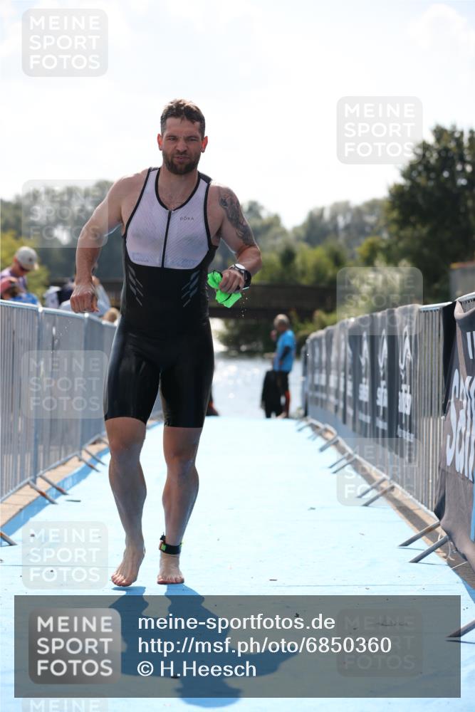 25.08.2024 - Elbe Triathlon Hamburg H.Heesch http://msf.ph/oto/6850360 25.08.2024 15:17:58 Schwimmen  meine-sportfotos.de