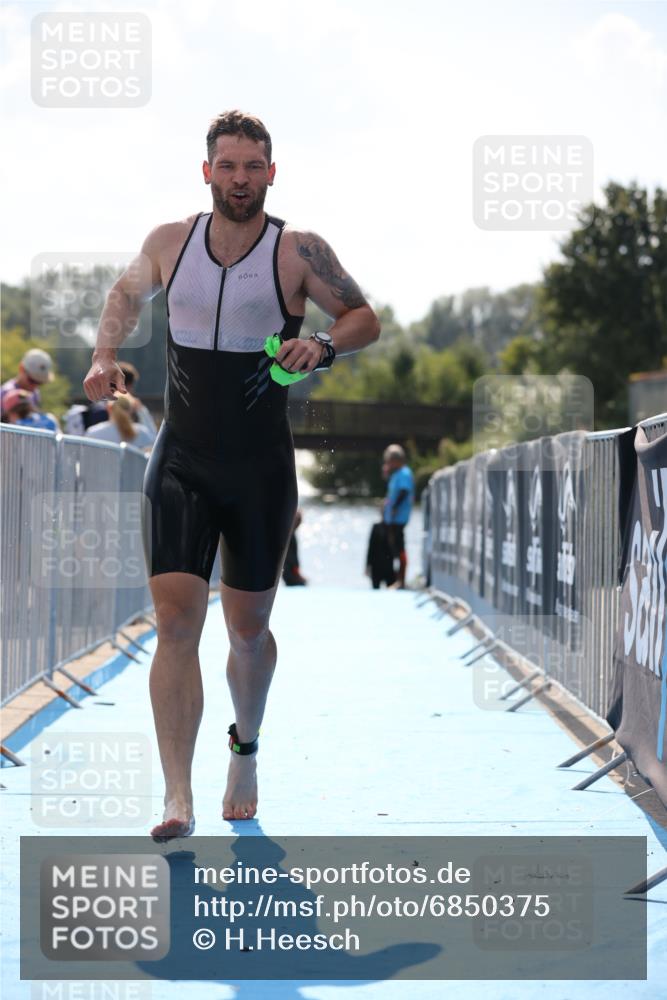 25.08.2024 - Elbe Triathlon Hamburg H.Heesch http://msf.ph/oto/6850375 25.08.2024 15:17:58 Schwimmen  meine-sportfotos.de