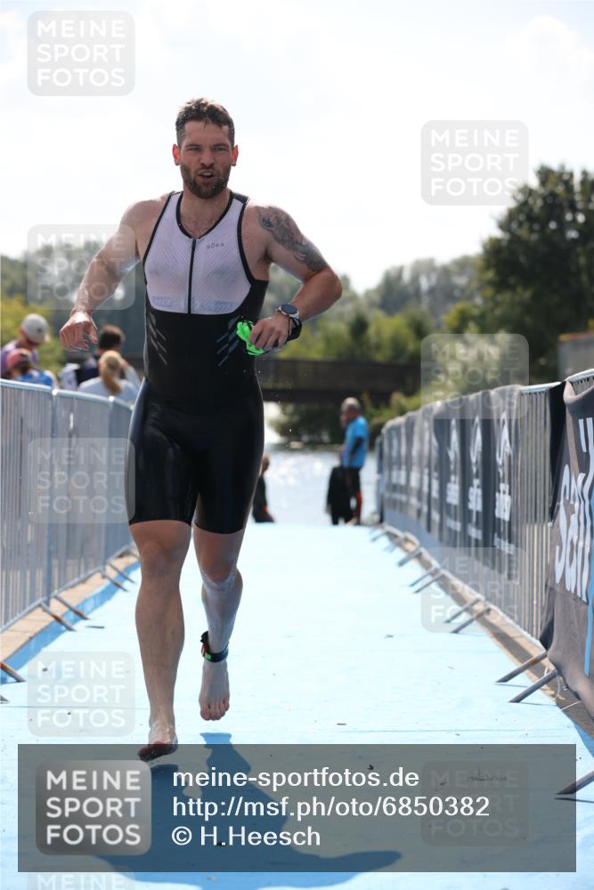 25.08.2024 - Elbe Triathlon Hamburg H.Heesch http://msf.ph/oto/6850382 25.08.2024 15:17:58 Schwimmen  meine-sportfotos.de