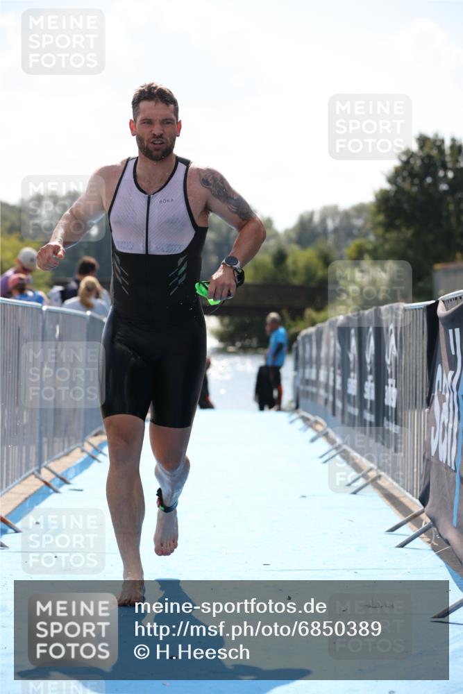 25.08.2024 - Elbe Triathlon Hamburg H.Heesch http://msf.ph/oto/6850389 25.08.2024 15:17:58 Schwimmen  meine-sportfotos.de