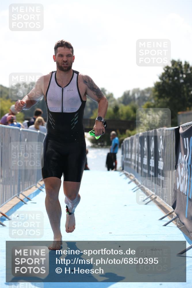 25.08.2024 - Elbe Triathlon Hamburg H.Heesch http://msf.ph/oto/6850395 25.08.2024 15:17:58 Schwimmen  meine-sportfotos.de