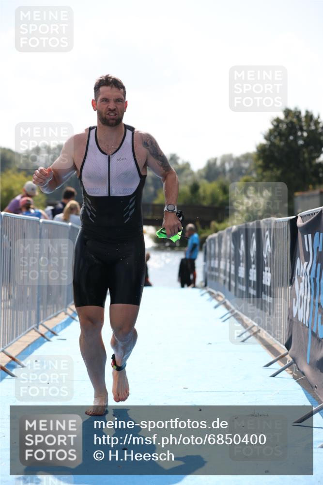 25.08.2024 - Elbe Triathlon Hamburg H.Heesch http://msf.ph/oto/6850400 25.08.2024 15:17:58 Schwimmen  meine-sportfotos.de