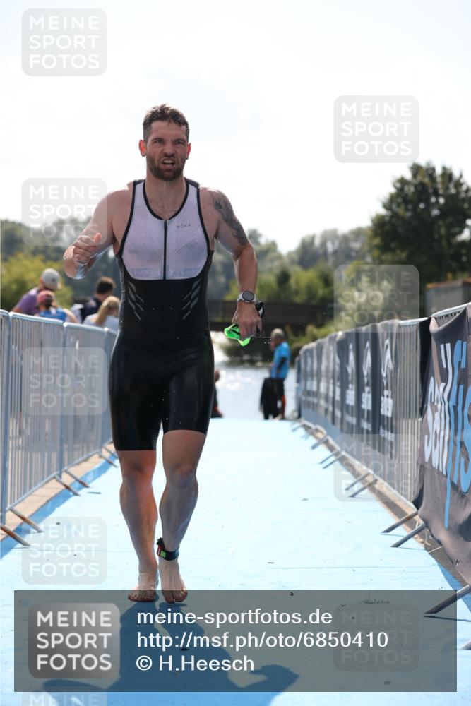 25.08.2024 - Elbe Triathlon Hamburg H.Heesch http://msf.ph/oto/6850410 25.08.2024 15:17:58 Schwimmen  meine-sportfotos.de