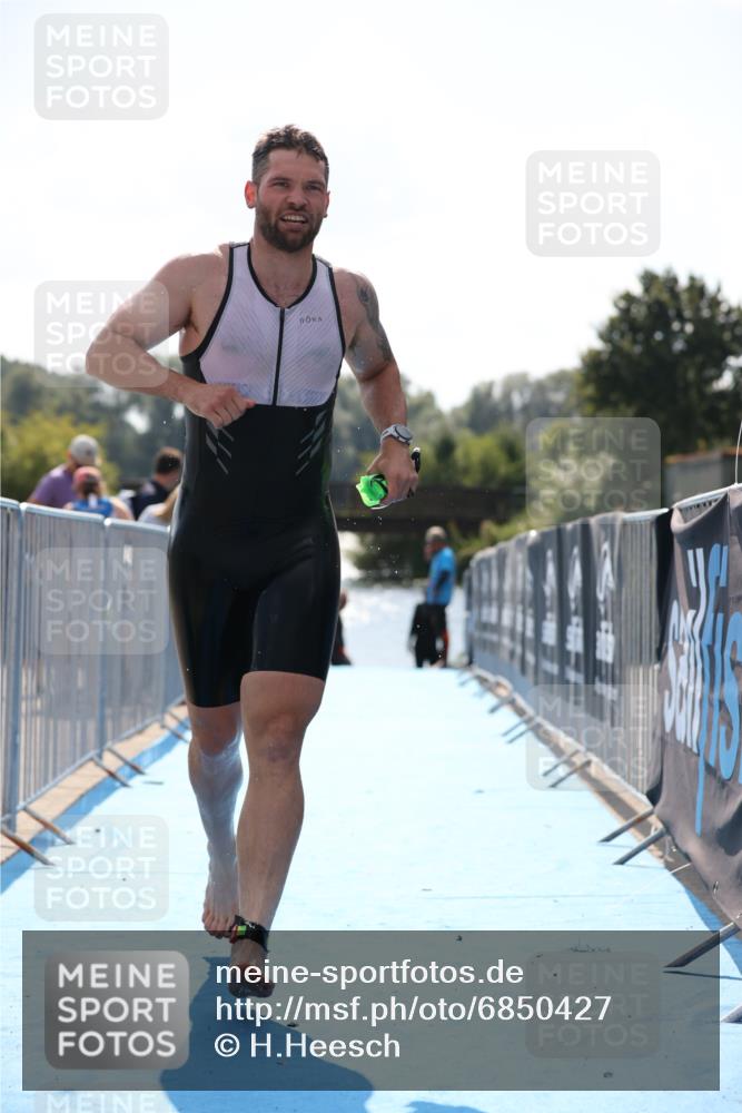 25.08.2024 - Elbe Triathlon Hamburg H.Heesch http://msf.ph/oto/6850427 25.08.2024 15:17:59 Schwimmen  meine-sportfotos.de
