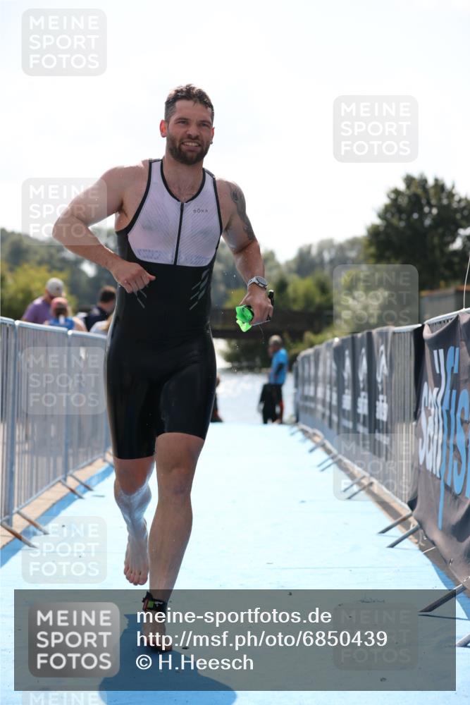 25.08.2024 - Elbe Triathlon Hamburg H.Heesch http://msf.ph/oto/6850439 25.08.2024 15:17:59 Schwimmen  meine-sportfotos.de