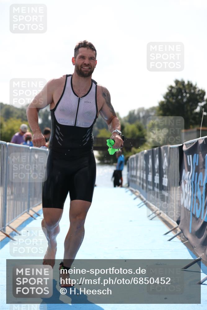 25.08.2024 - Elbe Triathlon Hamburg H.Heesch http://msf.ph/oto/6850452 25.08.2024 15:17:59 Schwimmen  meine-sportfotos.de
