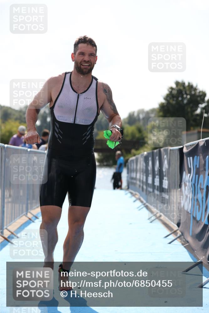 25.08.2024 - Elbe Triathlon Hamburg H.Heesch http://msf.ph/oto/6850455 25.08.2024 15:17:59 Schwimmen  meine-sportfotos.de