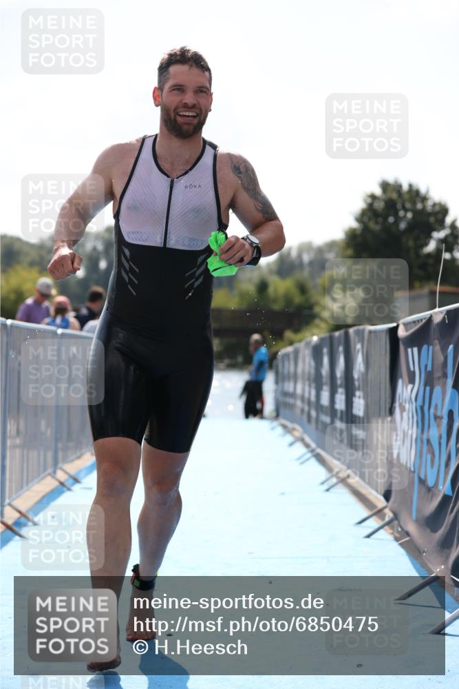 25.08.2024 - Elbe Triathlon Hamburg H.Heesch http://msf.ph/oto/6850475 25.08.2024 15:17:59 Schwimmen  meine-sportfotos.de