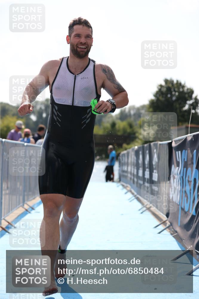 25.08.2024 - Elbe Triathlon Hamburg H.Heesch http://msf.ph/oto/6850484 25.08.2024 15:17:59 Schwimmen  meine-sportfotos.de