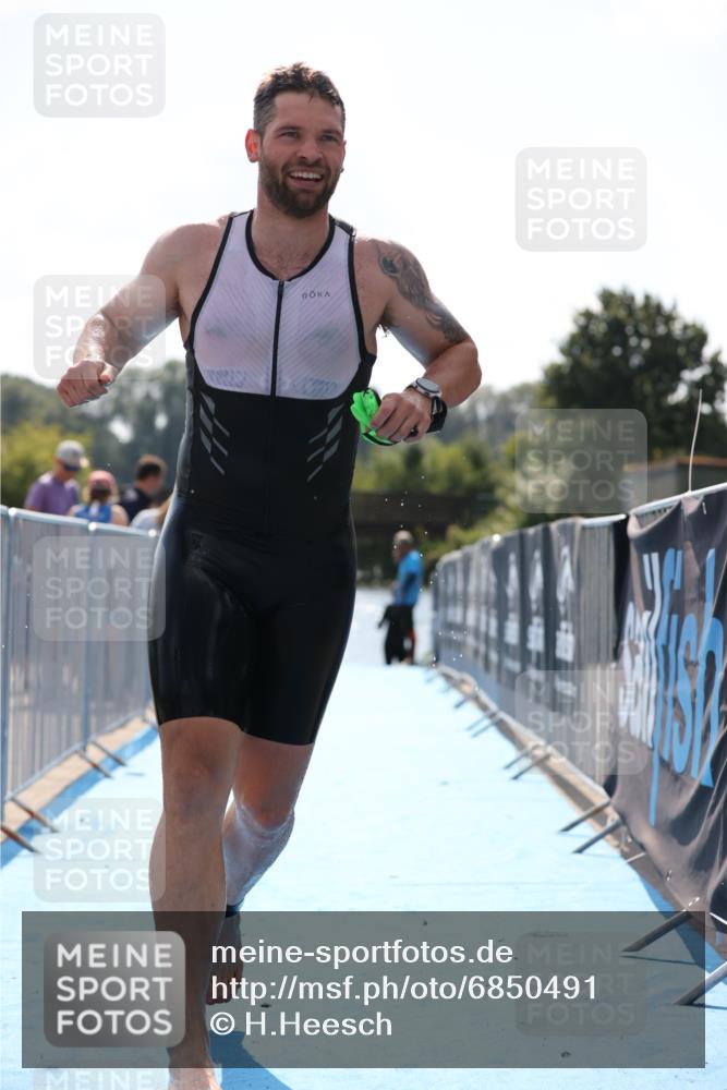 25.08.2024 - Elbe Triathlon Hamburg H.Heesch http://msf.ph/oto/6850491 25.08.2024 15:17:59 Schwimmen  meine-sportfotos.de