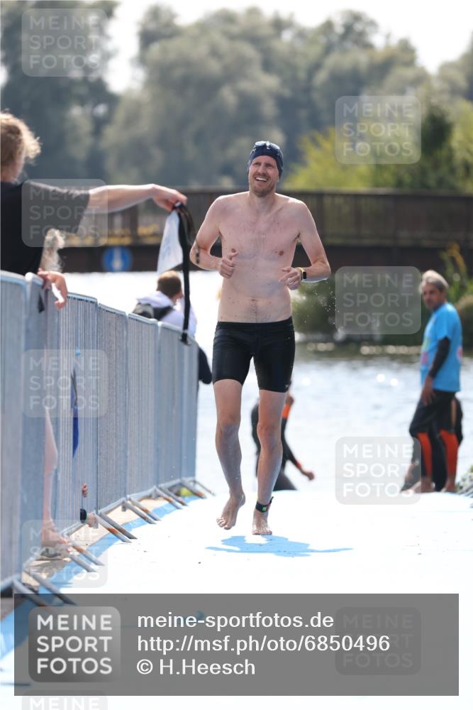 25.08.2024 - Elbe Triathlon Hamburg H.Heesch http://msf.ph/oto/6850496 25.08.2024 15:19:09 Schwimmen  meine-sportfotos.de