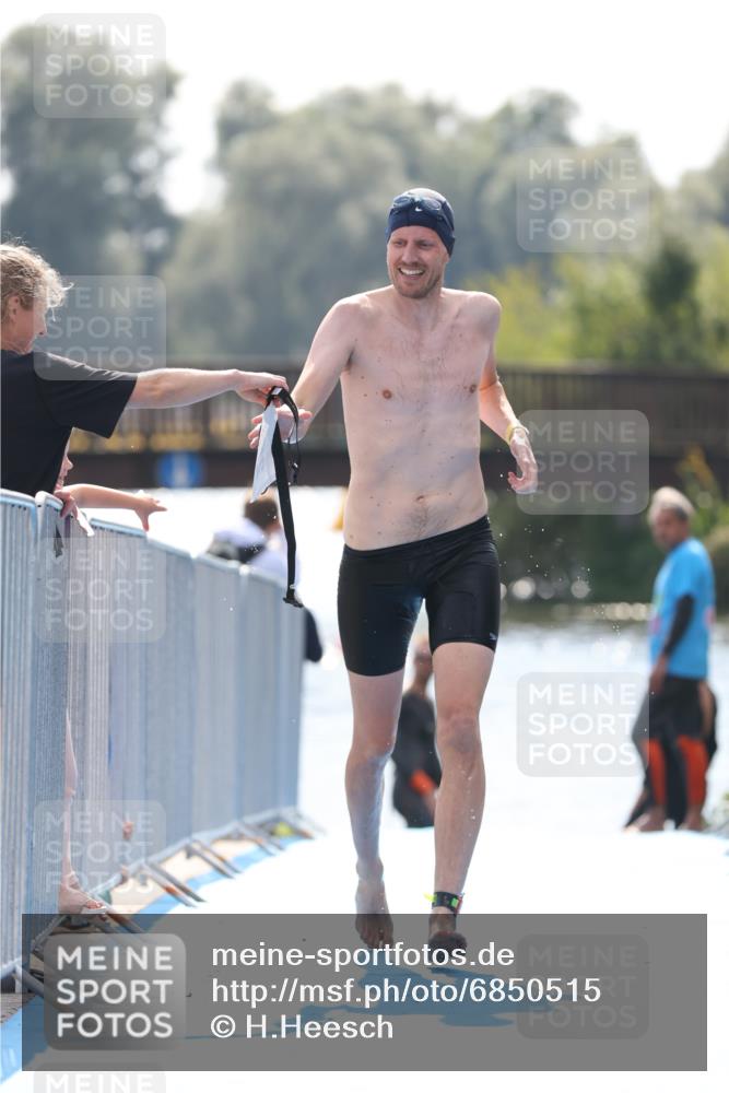 25.08.2024 - Elbe Triathlon Hamburg H.Heesch http://msf.ph/oto/6850515 25.08.2024 15:19:10 Schwimmen  meine-sportfotos.de