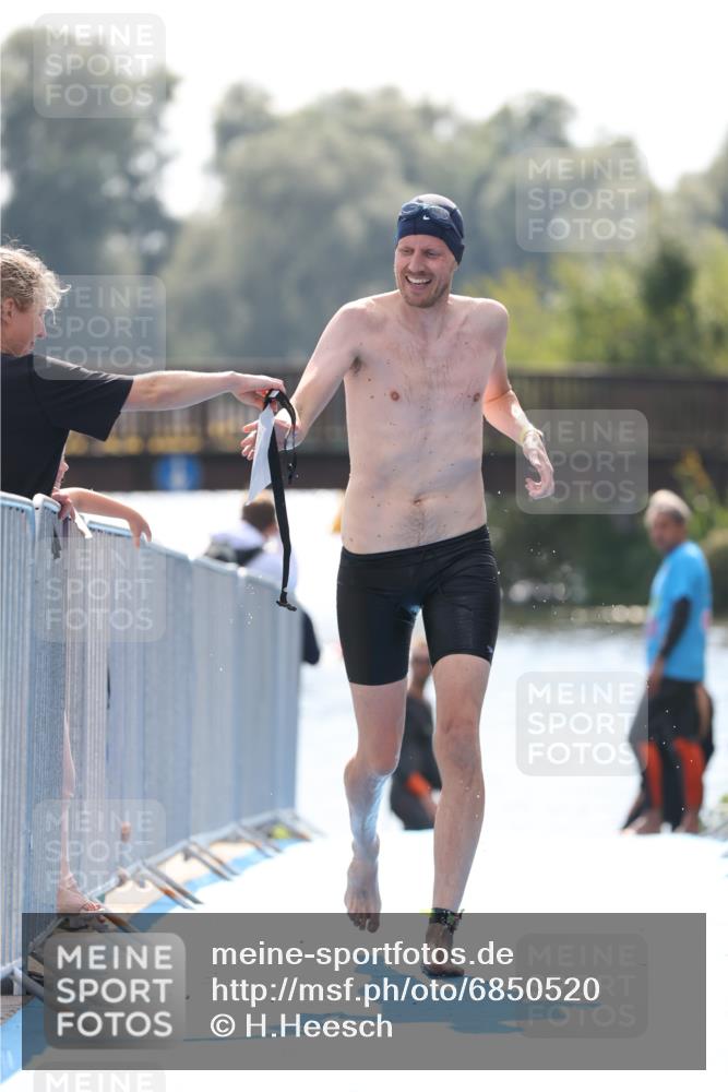 25.08.2024 - Elbe Triathlon Hamburg H.Heesch http://msf.ph/oto/6850520 25.08.2024 15:19:10 Schwimmen  meine-sportfotos.de