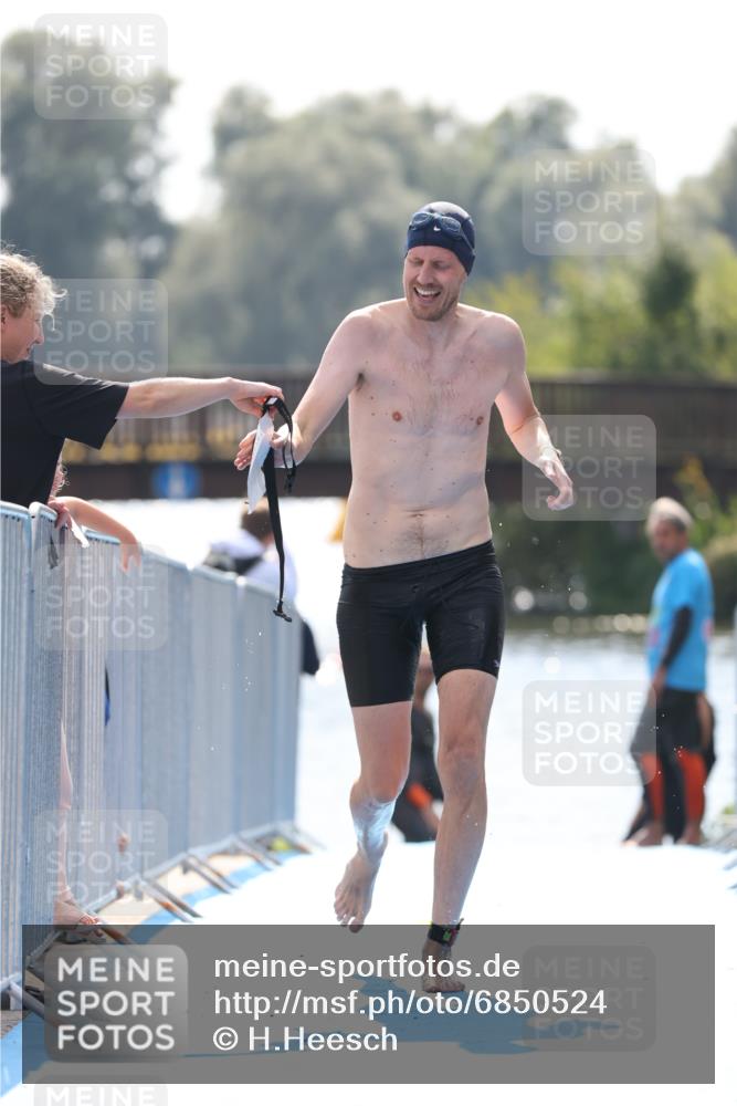 25.08.2024 - Elbe Triathlon Hamburg H.Heesch http://msf.ph/oto/6850524 25.08.2024 15:19:10 Schwimmen  meine-sportfotos.de
