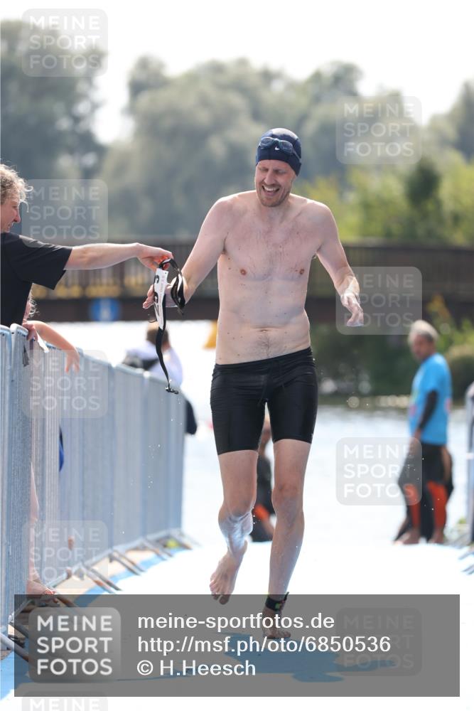 25.08.2024 - Elbe Triathlon Hamburg H.Heesch http://msf.ph/oto/6850536 25.08.2024 15:19:10 Schwimmen  meine-sportfotos.de