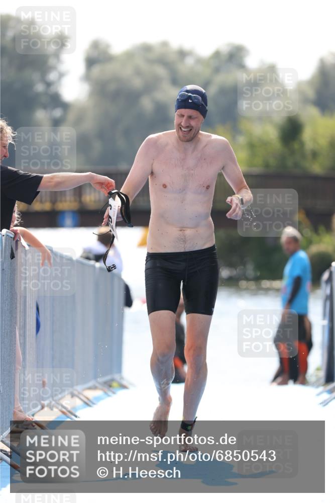 25.08.2024 - Elbe Triathlon Hamburg H.Heesch http://msf.ph/oto/6850543 25.08.2024 15:19:10 Schwimmen  meine-sportfotos.de
