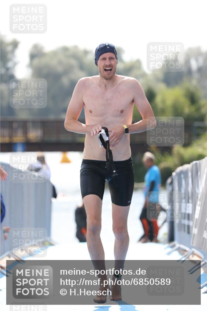 25.08.2024 - Elbe Triathlon Hamburg H.Heesch http://msf.ph/oto/6850589 25.08.2024 15:19:11 Schwimmen  meine-sportfotos.de